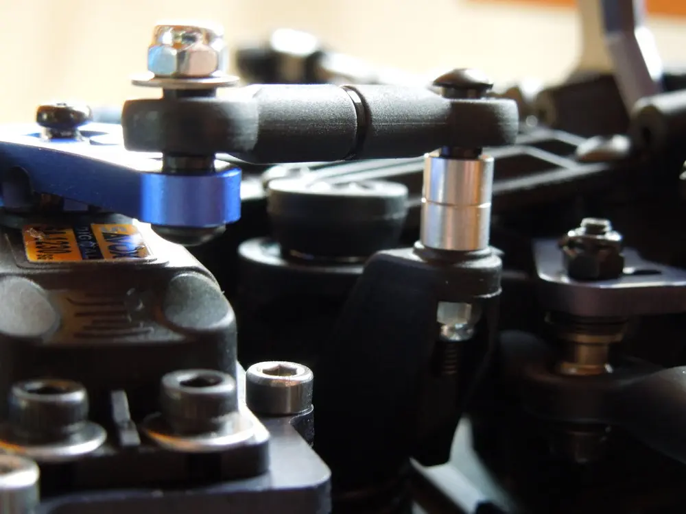 Tekno MT410 Build 009 Servo Horn.webp